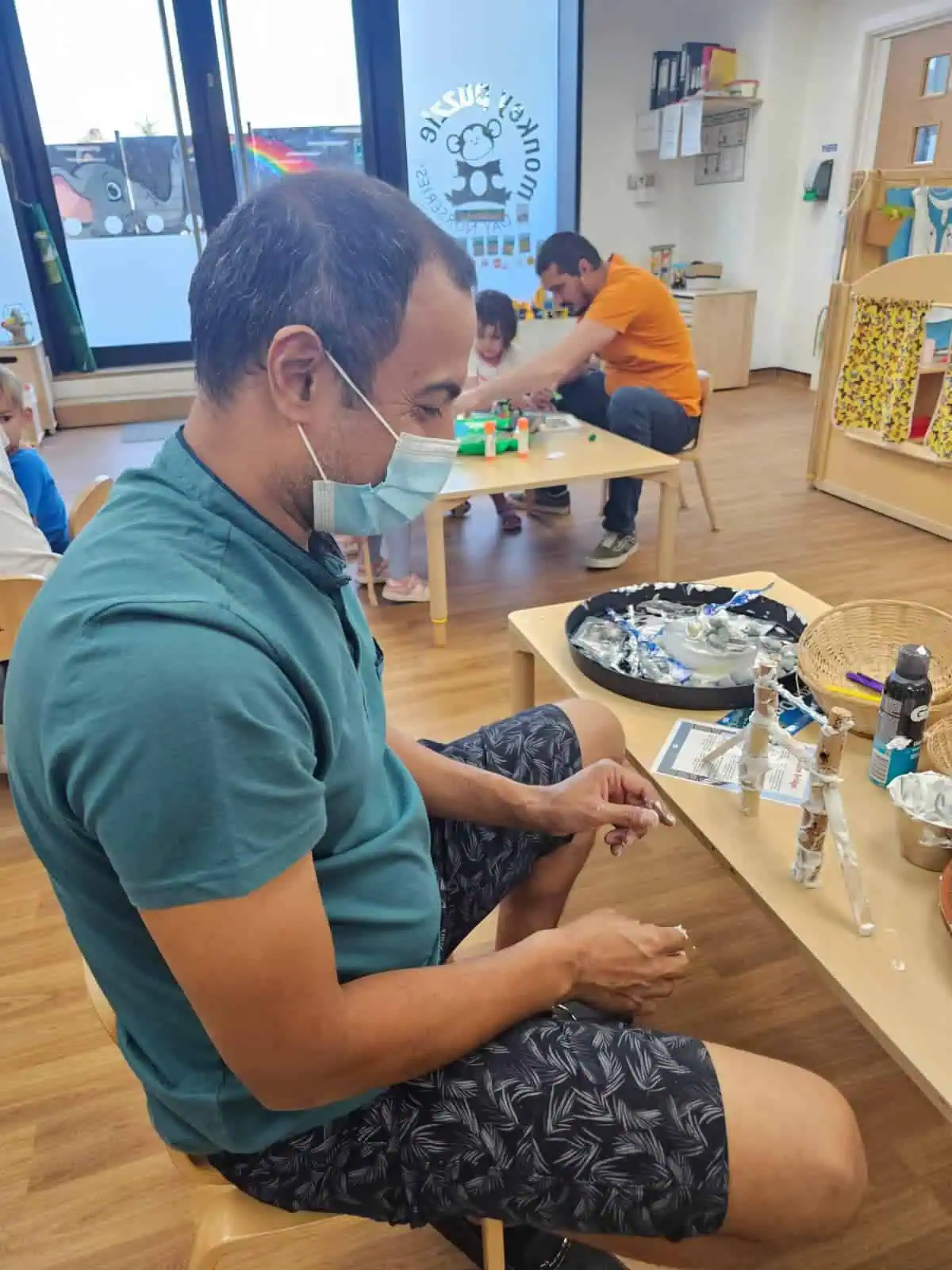 father doing arts and crafts